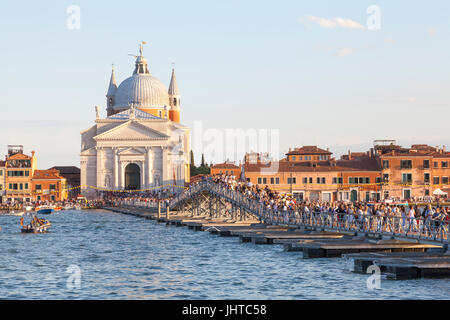 Venise, Italie. 15 juillet, 2017. 15 juillet 2017 Venise, Italie. Les gens sur la fête votive pont sur le Canal de la Giudecca au cours de Festa de Redentore au coucher du soleil. L'église de Redentore a été construit en l'honneur du Christ Rédempteur en retour pour aider à mettre fin à la peste de 1575 à 1577 dans laquelle plus de 50000 personnes, soit presque un tiers de la population, est mort. La peste a été déclaré clos le 13 juillet 1577 et à ce jour Venise célèbre cet événement chaque troisième dimanche de juillet avec la festa de Redentore. Credit : Mary Clarke/Alamy Live News Banque D'Images