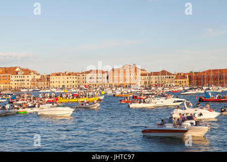 Venise, Italie. 15 juillet, 2017. 15 Carnavaliers à la Fiesta de Redentore dans leurs bots dans le canal Giudecca au coucher du soleil. L'église de Redentore a été construit en l'honneur du Christ Rédempteur en retour pour aider à mettre fin à la peste de 1575 à1577 dans laquelle plus de 50000 personnes, soit presque un tiers de la population, est mort. La peste a été déclaré clos le 13 juillet 1577 et à ce jour Venise célèbre cet événement chaque troisième dimanche de juillet avec la festa de Redentore. Les gens de partout dans le Veneto se rassembler dans leurs bateaux. Credit : Mary Clarke/Alamy Live News Banque D'Images