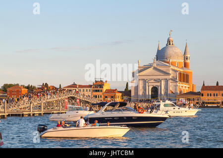 Venise, Italie. 15 juillet, 2017. 15 juillet 2017 Venise Italie. Vue du coucher de l'église de Redentore durant la Festa de Redentore qui a été construit en l'honneur du Christ Rédempteur en retour pour aider à mettre fin à la peste de 1575 à 1577 dans laquelle plus de 50000 personnes, soit presque un tiers de la population, est mort. La peste a été déclaré clos le 13 juillet 1577 et à ce jour Venise célèbre cet événement avec la festa de Redentore. Credit : Mary Clarke/Alamy Live News Banque D'Images