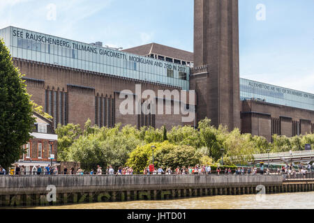 Les touristes et les habitants de Bankside, en face de la Tate Modern sur une chaude journée d'été dans le centre de Londres, Angleterre, Royaume-Uni. Banque D'Images