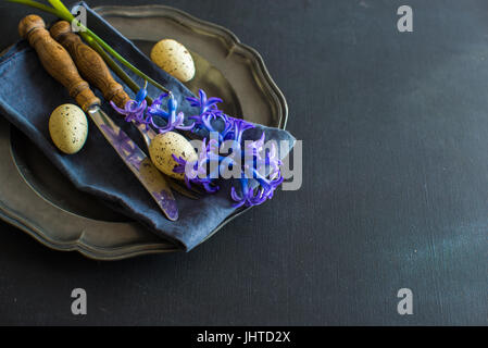 Table rustique avec jacinthe bleu sur table en bois Banque D'Images