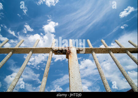 Rusty balustrades peintes avec un ciel bleu Banque D'Images