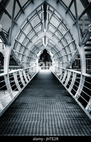 En regardant le trottoir d'un pont près de l'Albert Dock de Liverpool Banque D'Images