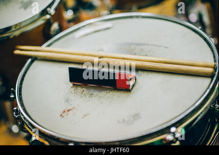 Libre de baguettes et du papier couché sur la batterie. Équipements batteur Banque D'Images