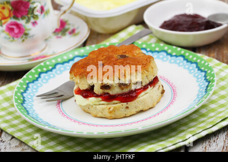 Scone traditionnel anglais avec de la confiture de fraise et de crème caillée Banque D'Images