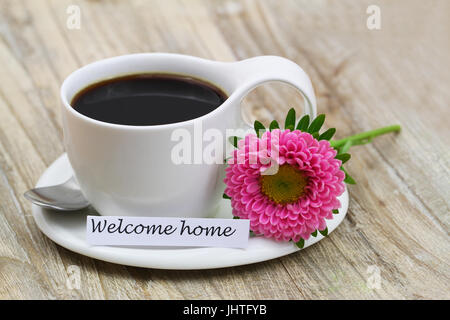 Bienvenue accueil carte avec tasse de café et daisy rose sur le côté Banque D'Images