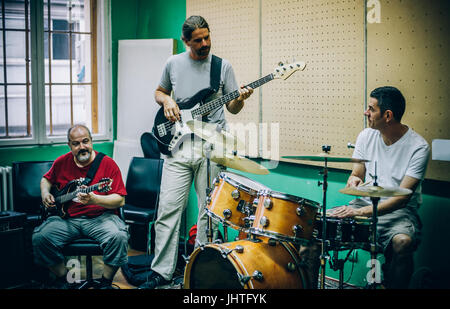 Derrière la scène. Rock Band pratique dans l'enregistrement studio de musique malpropre. Autre groupe musicien en direct le jeu Banque D'Images