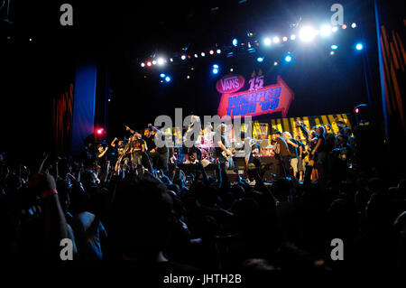 Underoath montée contre les membres,,pennywise,body count nofx effectuer sur scène Vans Warped Tour 15e anniversaire Septembre 6,2009 du club nokia de los angeles. Banque D'Images