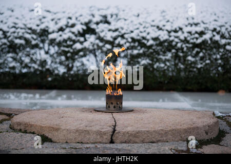 Des couvertures de neige la zone entourant la flamme éternelle à l'ancien président américain John F. Kennedy tombe dans le Cimetière National d'Arlington le 30 janvier 2017 à Arlington, en Virginie. (Photo par Rachel Larue par Planetpix) Banque D'Images