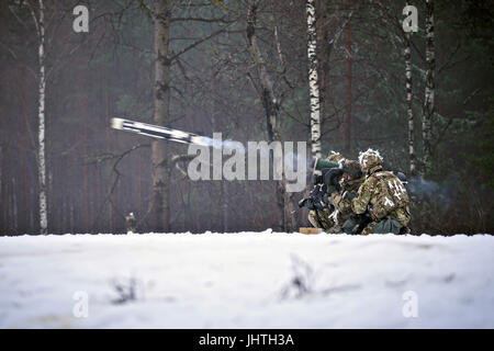 Des soldats américains tirer un missile Javelin dans la neige au cours d'un exercice de validation à la zone d'entraînement Grafenwoehr, 31 janvier 2017 à Grafenwoehr, Allemagne. (Photo de Javon Spence par Planetpix) Banque D'Images