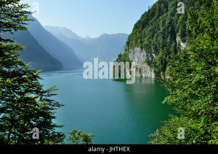 Belle vue de Malerwinkel sur le lac Königssee, ou King's Lake, au parc national de Berchtesgaden, en Bavière, Allemagne Banque D'Images