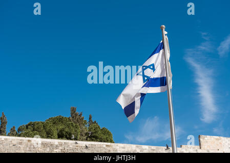 Drapeau israélien au-dessus du mur des lamentations, Jérusalem, Israël Banque D'Images