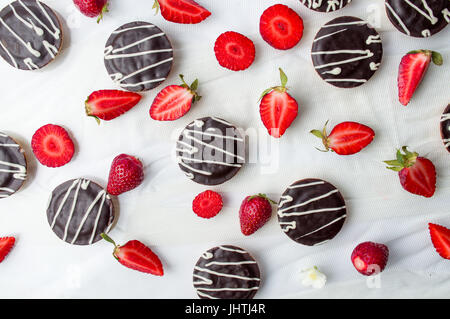 Des biscuits et des fruits fraise sur tissu blanc flatlay Banque D'Images