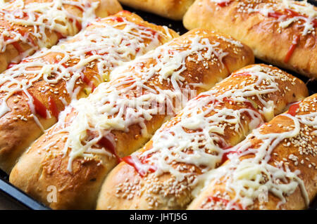 Pizza calzone fait maison sur une casserole de traitement au four Banque D'Images