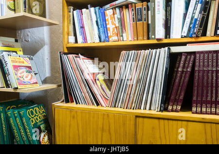 Les disques vinyles et second hand books au magasin de charité en Espagne Banque D'Images