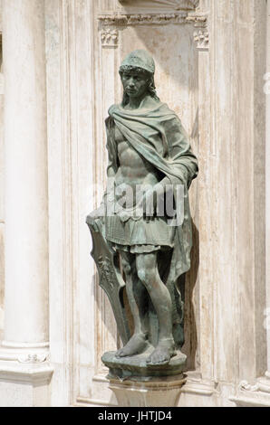 Statue de Mars, le dieu romain de la guerre, sculpté par l'artiste de la Renaissance Antonio Rizzo et affichée sur un mur extérieur du palais des Doges, Venise. Banque D'Images