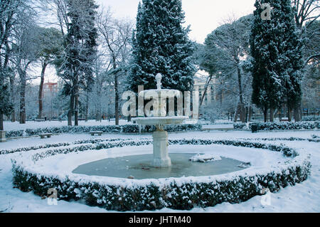 Couvert de neige parc du Retiro. Madrid, Espagne. Banque D'Images