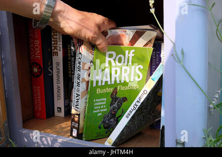 Rolf Harris livre pour enfants sur un chien 'Buster Fleabags' dans un peu Free Library située en face d'une maison à Walthamstow London UK KATHY DEWITT Banque D'Images