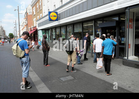 Les clients en attente sur Walthamstow High Street pour Lidl supermarché store pour ouvrir le matin est de Londres E17 ENGLAND UK KATHY DEWITT Banque D'Images