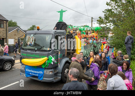 Flotteur coloré au village carnaval, Charlesworth, Derbyshire, Angleterre. Banque D'Images