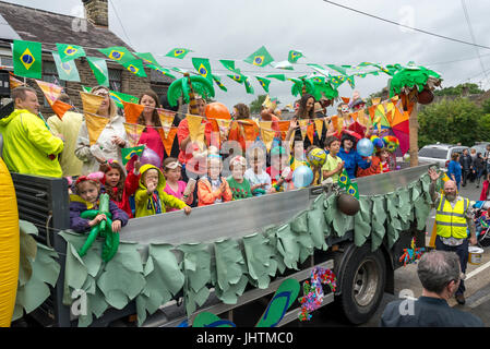 Flotteur coloré au village carnaval, Charlesworth, Derbyshire, Angleterre. Banque D'Images