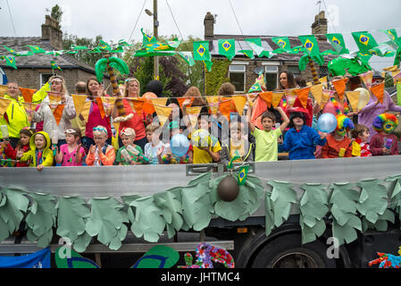 Flotteur coloré au village carnaval, Charlesworth, Derbyshire, Angleterre. Banque D'Images