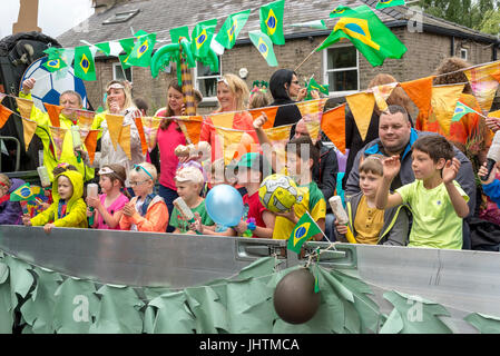 Flotteur coloré au village carnaval, Charlesworth, Derbyshire, Angleterre. Banque D'Images