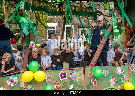 Flotteur coloré au village carnaval, Charlesworth, Derbyshire, Angleterre. Banque D'Images