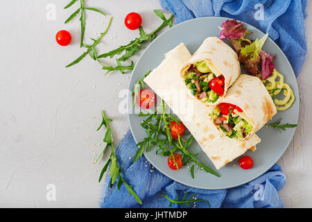 De Shawarma boeuf juteux, laitue, tomates, concombres, piments et l'oignon dans le pain pita. Menu de régime. Mise à plat. Vue d'en haut Banque D'Images