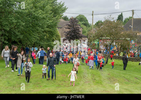 La foule marche sur le terrain à Charlesworth et Chisworth carnaval, Derbyshire, Angleterre. Banque D'Images