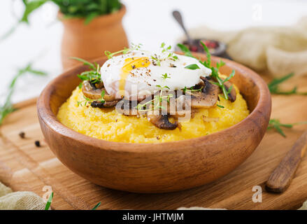 Le petit-déjeuner. La polenta aux cèpes et oeuf poché Banque D'Images