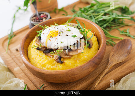 Le petit-déjeuner. La polenta aux cèpes et oeuf poché Banque D'Images