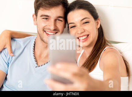 Young couple on fait les lits autoportraits avec un téléphone Banque D'Images