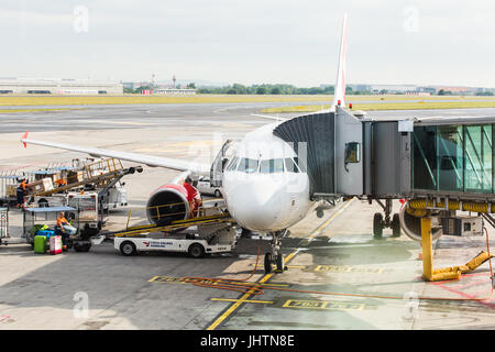 PRAGUE, RÉPUBLIQUE TCHÈQUE - 16 juin 2017 : Vaclav Havel l'Aéroport International de Prague, Prague, République tchèque. Les bagages des passagers dans l'avion de chargement Banque D'Images