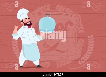 Cuisinier Chef Holding Tray With Dish Smiling Cartoon dans le restaurant blanc uniforme sur fond texturé en bois Illustration de Vecteur