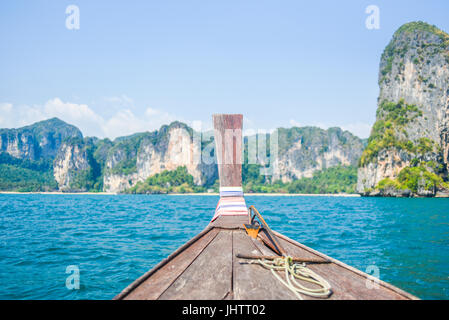 Bateau "long tail" sur la mer d'Andaman flottant sur l'eau, une vue depuis un bateau, la Thaïlande. Banque D'Images