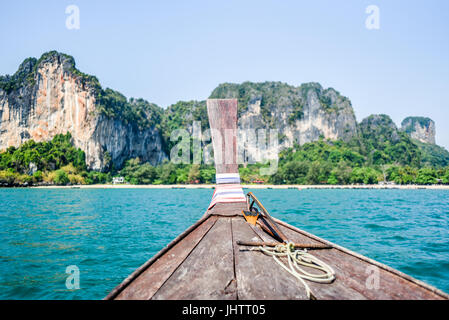 Bateau "long tail" sur la mer d'Andaman flottant sur l'eau, une vue depuis un bateau, la Thaïlande. Banque D'Images