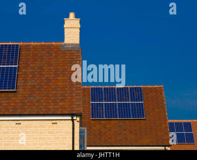 Des panneaux solaires installés sur les toits des maisons lors de la construction en Oxfordhire, UK.panneaux solaires Banque D'Images