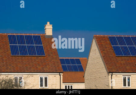 Des panneaux solaires installés sur les toits des maisons lors de la construction en Oxfordhire, UK.panneaux solaires Banque D'Images