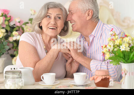 Senior couple drinking tea Banque D'Images