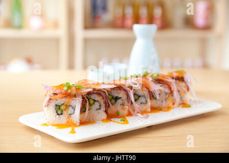 L'avis de délicieux Maki Sushi dans un restaurant japonais traditionnel. Banque D'Images