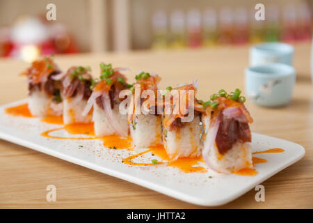 L'avis de délicieux Maki Sushi dans un restaurant japonais traditionnel. Banque D'Images