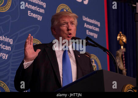 Le Président américain Donald Trump parle pendant le déclenchement de l'événement américain de l'énergie à l'Administration centrale du ministère de l'Énergie le 29 juin 2017 à Washington, DC. Banque D'Images