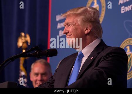 Le Président américain Donald Trump parle pendant le déclenchement de l'événement américain de l'énergie à l'Administration centrale du ministère de l'Énergie le 29 juin 2017 à Washington, DC. Banque D'Images