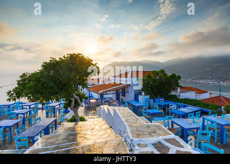 Restaurant sur la colline du château dans la ville de Skopelos, Grèce. Banque D'Images