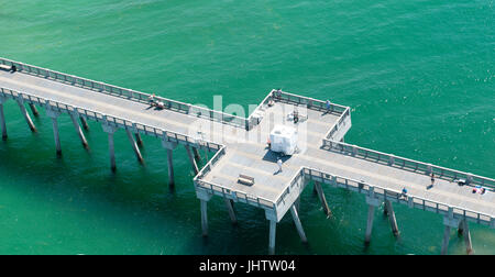 Une vue aérienne d'un quai de pêche à Panama City Beach, en Floride, dans les eaux de le vert émeraude du golfe du Mexique Banque D'Images