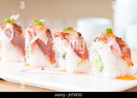 L'avis de délicieux sushi maki Beaf dans un restaurant japonais traditionnel. Banque D'Images