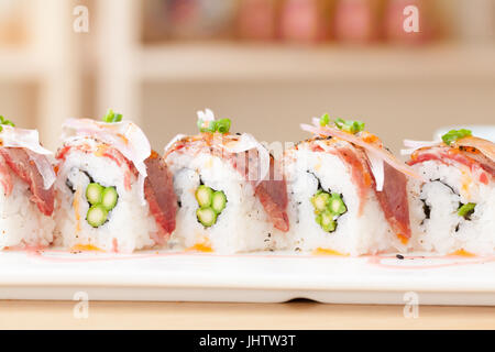 L'avis de délicieux sushi maki Beaf dans un restaurant japonais traditionnel. Banque D'Images