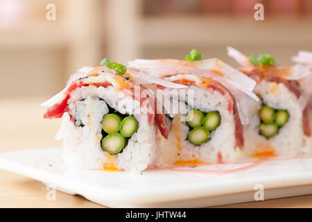 L'avis de délicieux sushi maki Beaf dans un restaurant japonais traditionnel. Banque D'Images