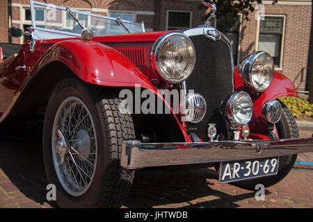 MEDEMBLIK, les Pays-Bas - JUILLET 27,2014 : Rouge Triumph Gloria 6 1935 sur un oldtimer show Banque D'Images